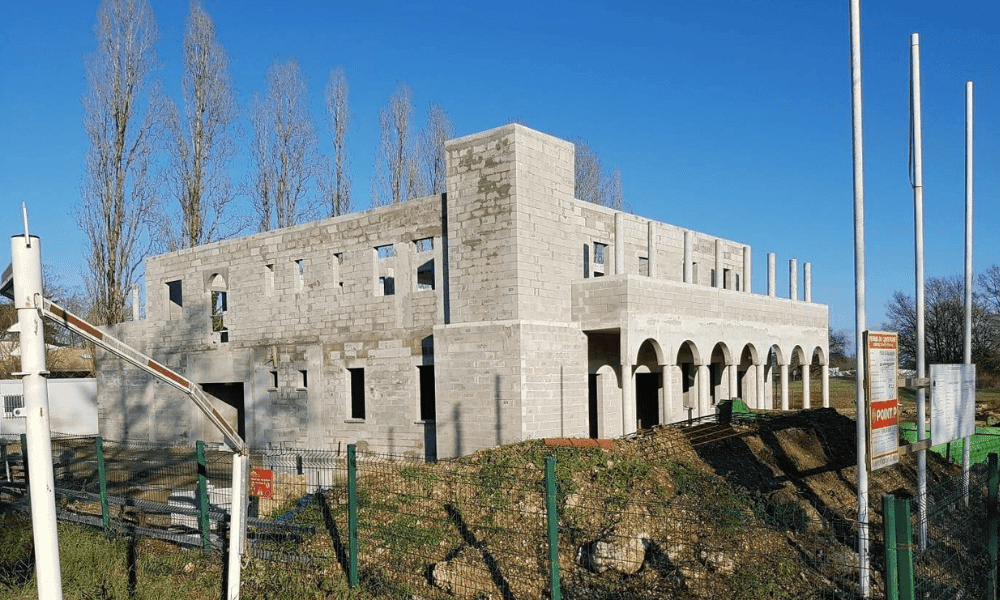 Fransa'da İnşaat Aşamasındaki Cami'nin duvarına İslamofobik Yazı