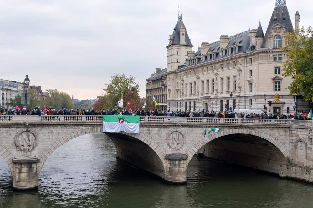 Paris'te 1961'deki Cezayirli Katliamına Devletin Göz Yumduğu Kanıtlandı