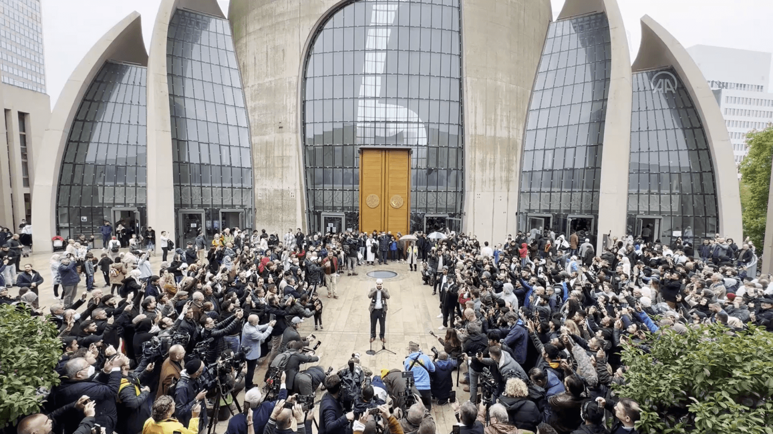 Köln Merkez Camii’nde Açıktan İlk Ezan Okundu