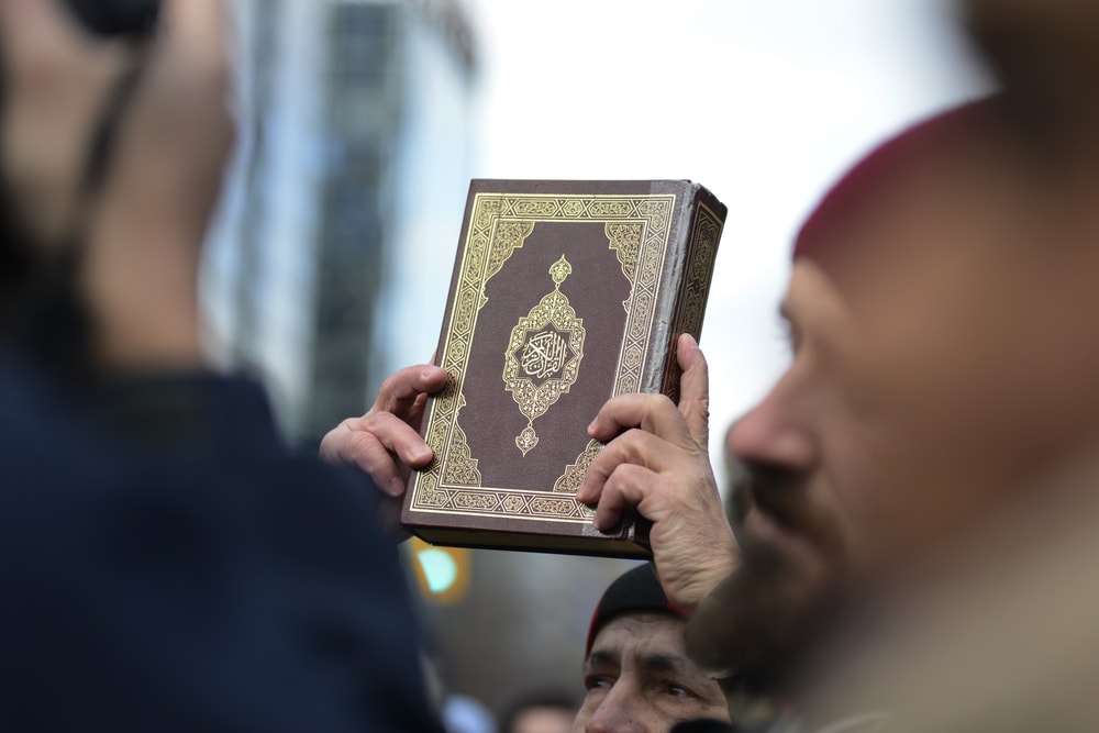 Aşırı Sağcı Lider Cami Önünde Kur’an-ı Kerim Yaktı