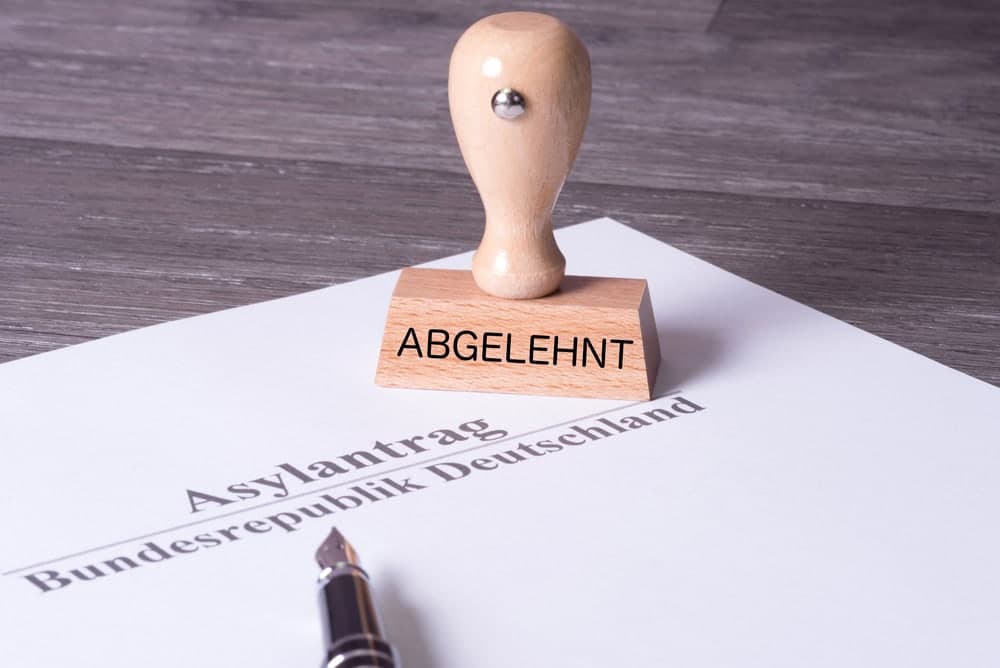 Almanya'da Suriyeli bir sığınmacının korunma statüsü hakkında çıkan mahkeme kararı, Suriye'ye sınır dışı işlemlerinin yapılmasına olanak tanıdığı şeklinde yorumlandı. Kararı eleştirenler ise, Suriye topraklarının bütününde aynı güvenlik durumunun geçerli olmadığını belirtiyor.