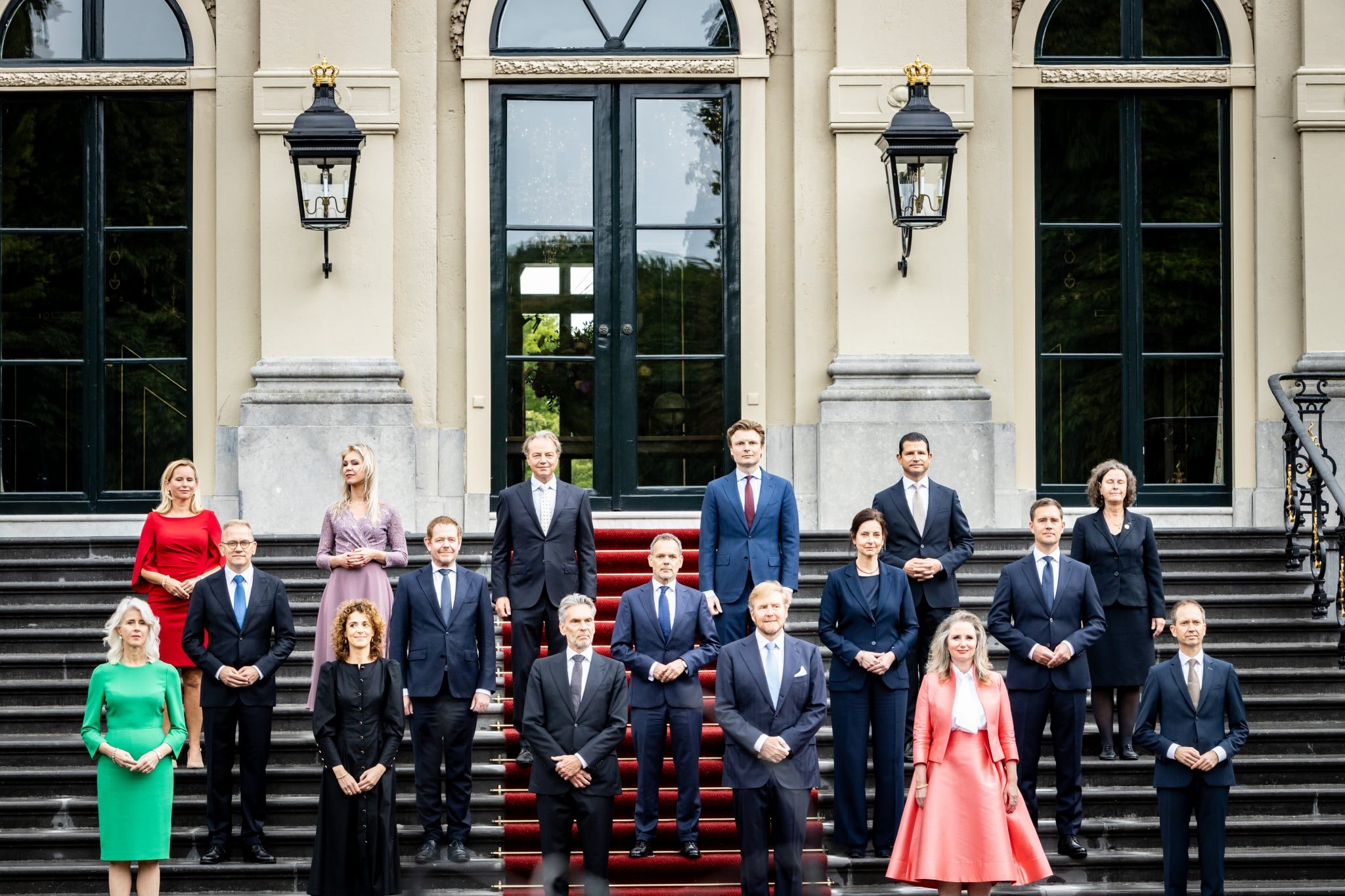Hollanda’da Dick Schoof liderliğindeki sağ partilerin koalisyonu göreve başlıyor. Hükûmet proramı öncelikli olarak ekonomik kalkınma, iklim değişikliği, sağlık ve eğitim alanlarında reformlar yapmayı planlıyor. Bu yeni dönemden, başta Müslümanlar olmak üzere çeşitli kesimler endişeli. İstihbarat birimlerinin başında görev yapan Schoof'un adı ülkedeki camilerin izinsiz takip edilmesi gibi skandallara karışmıştı.