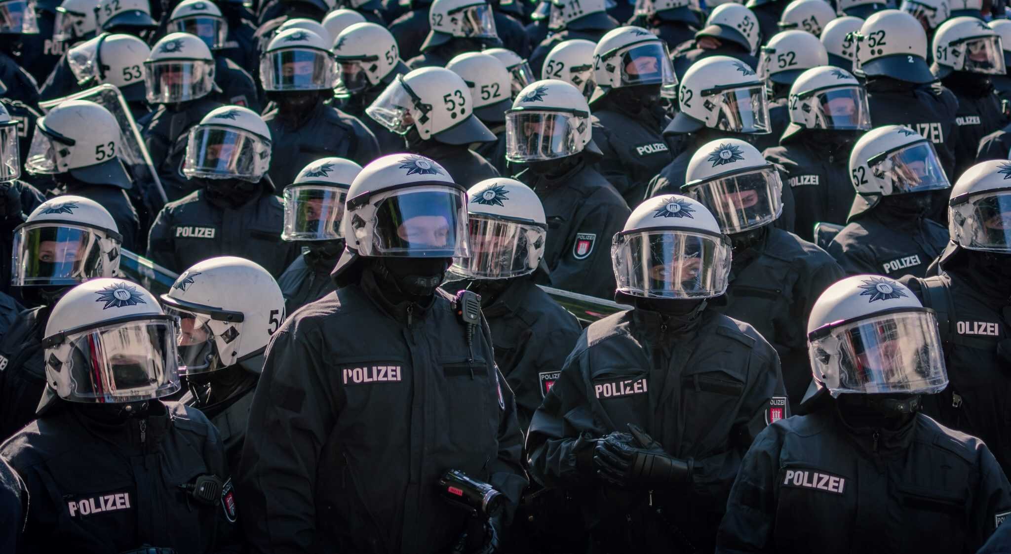 Almanya'da polis teşkilatının günlük işleyişini konu alan kapsamlı bir araştırmanın bulguları paylaşıldı. Bulgular özellikle ülkedeki Müslüman ve sığınmacılara yönelik tutumun kötüleştiğini gösteriyor.