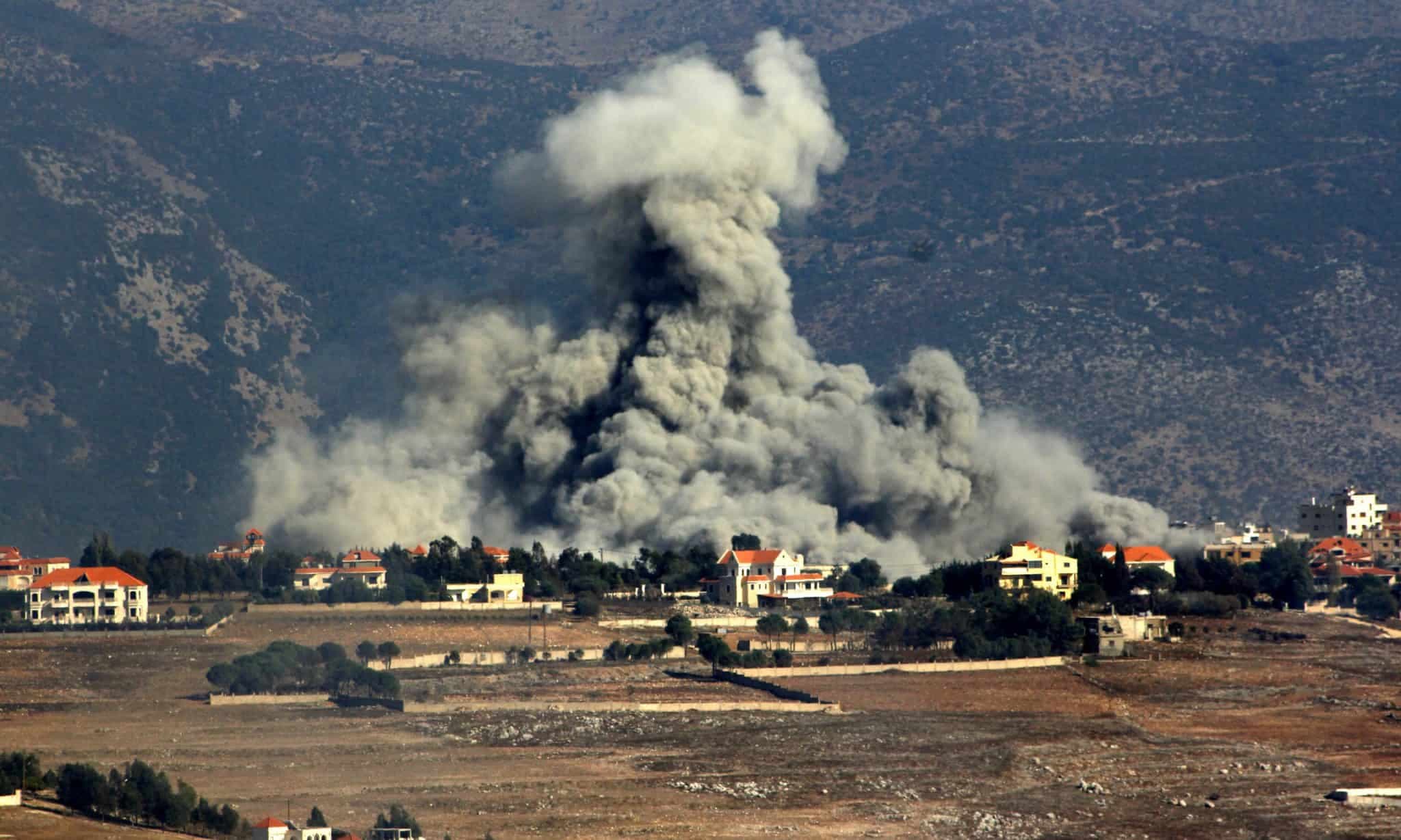 İsrail ordusunun Lübnan'ın güneyindeki Nabatiye iline bağlı Hıyam beldesine düzenlediği saldırılar sonucu bölgeden dumanlar yükseldi. | Fotoğraf: Anadolu Images | Değişiklikler: Perspektif