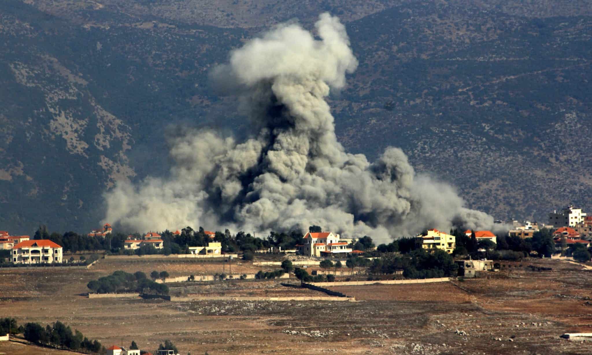 İsrail ordusunun Lübnan'ın güneyindeki Nabatiye iline bağlı Hıyam beldesine düzenlediği saldırılar sonucu bölgeden dumanlar yükseldi. | Fotoğraf: Anadolu Images | Değişiklikler: Perspektif