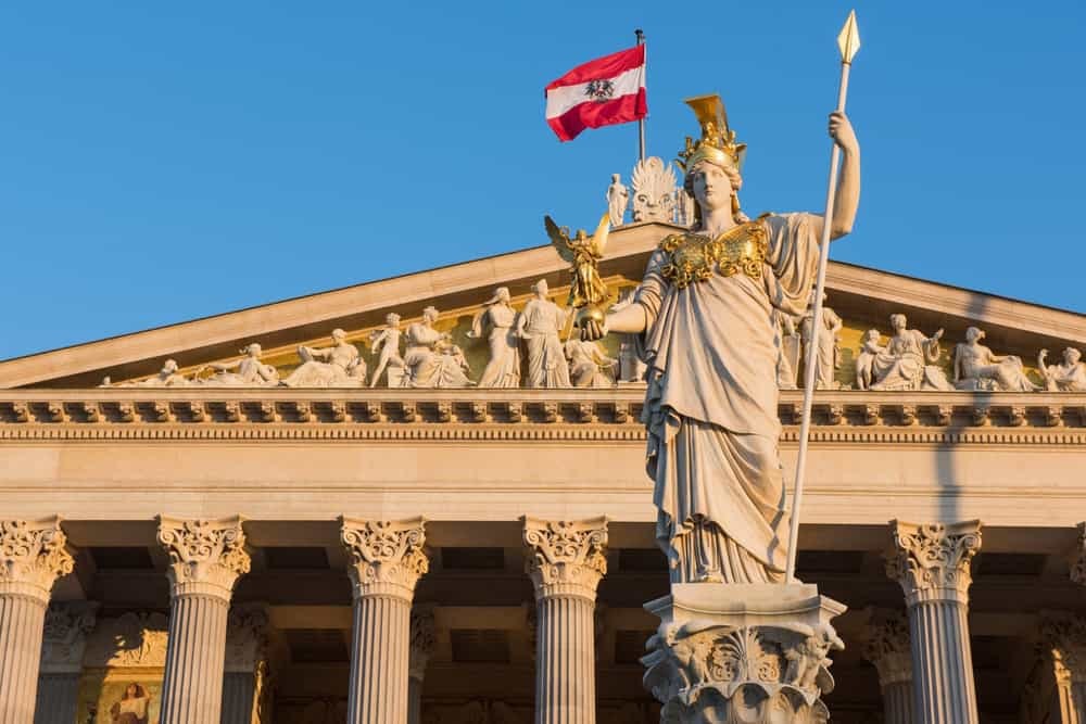 Avusturya’da aşırı sağcı FPÖ'nün dışlandığı koalisyon görüşmeleri kritik bir dönemeçte. Ülkedeki siyasi belirsizlik sürerken, merkez partiler arasında yeni hükûmet kurma çabaları hız kazandı.