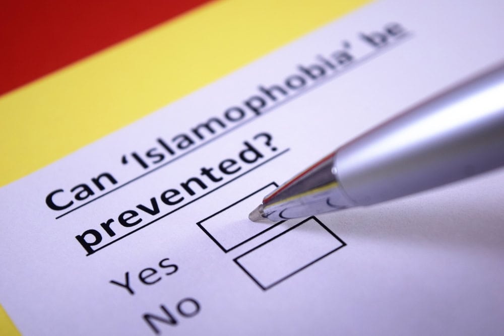 Yeni yayımlanan "Avrupa İslamofobi Raporu 2023" eğitimden istihdama, siyasetten medyaya uzanan kurumsal ırkçılığın aşırı sağın yükselişiyle pekiştiğini tespit ederken, hükûmetlerin sessizliğinin sorunu daha derinleştirdiğini vurguluyor.