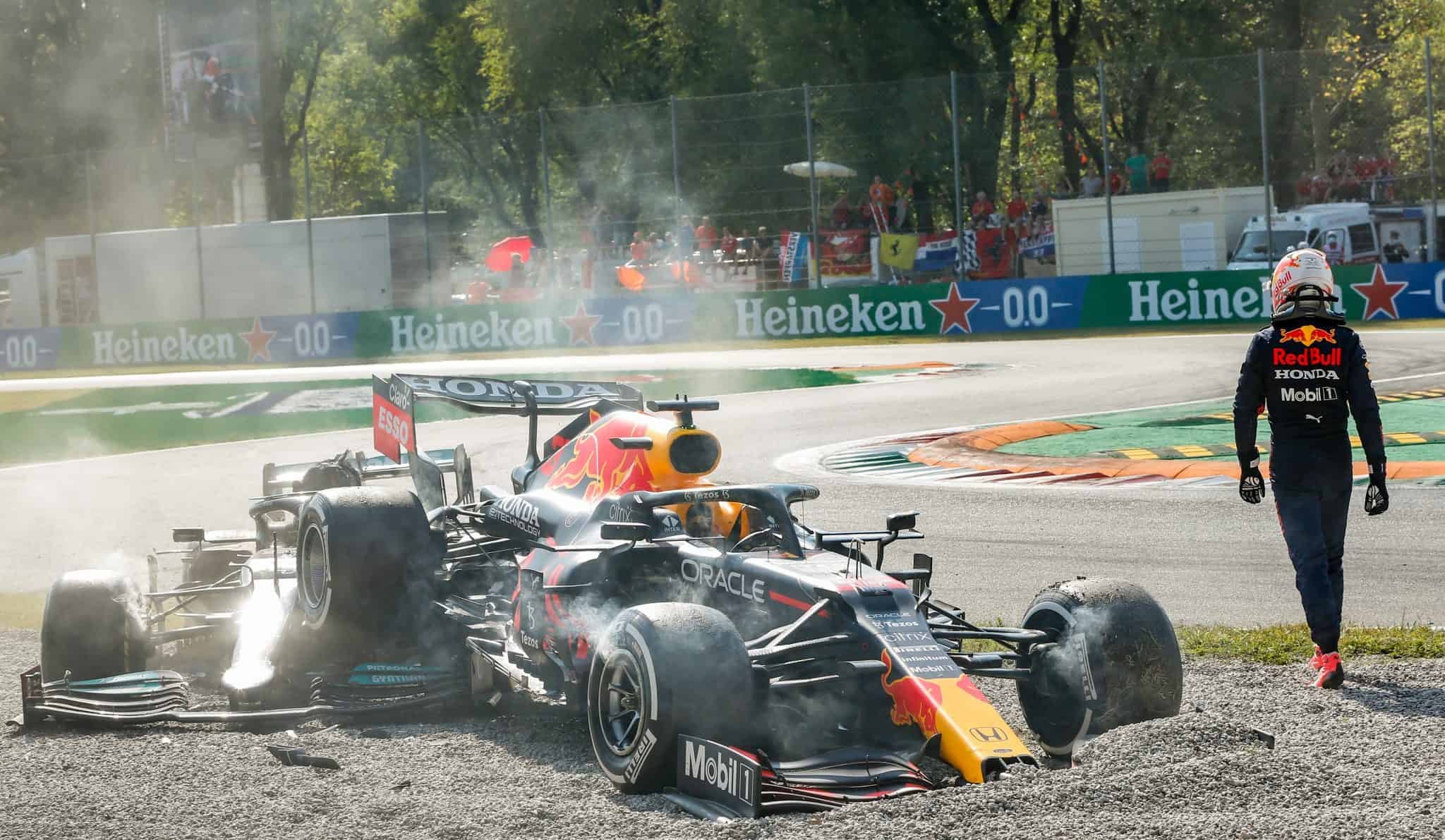 Hızlı arabalar, büyük egolar ve sonsuz bütçeler. Formula 1, dünyanın en pahalı pembe dizisi mi, yoksa bir mühendislik destanı mı? Bu yazı, yarış parkurunun ardındaki devasa çelişkileri keşfetmek isteyenler için bir rehber. Yanık lastik kokusuna şimdiden alışın!