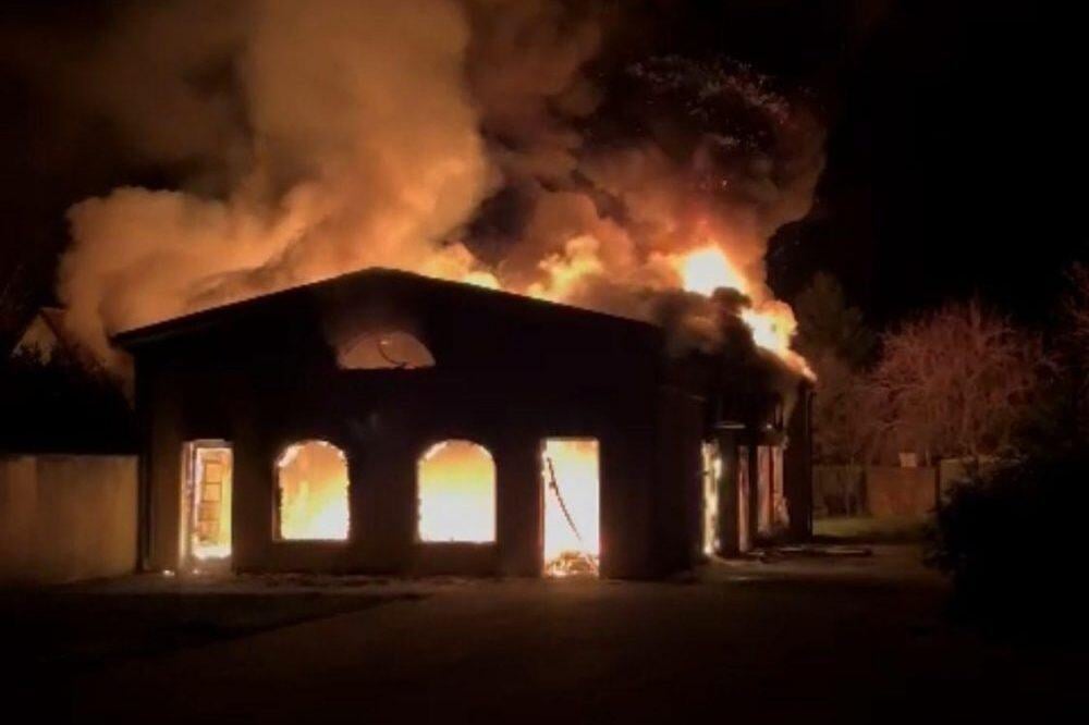 Fransa’nın Jargeau kasabasındaki bir cami gece yarısı çıkan yangında tamamen küle döndü. Son iki yıldır saldırı ve tehditlerin hedefi olan caminin kundaklanmış olabileceği ihtimali araştırılıyor.
