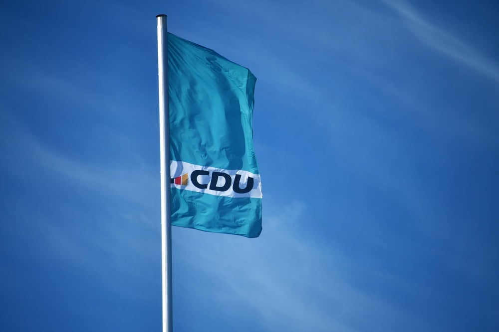 Almanya tarihinde önemli bir yere sahip Hristiyan Demokrat Birliği (CDU), Adenauer ile yükseldi, Kohl ile birleşmeyi sağladı ve Merkel ile istikrar kazandı. Ancak liderlik krizleri ve değişen koşullar, bundan sonraki rotasını tartışmaya açmış durumda. Ülke siyasetinde kilit bir rolü olan bu partiyi yakından tanıyalım.
