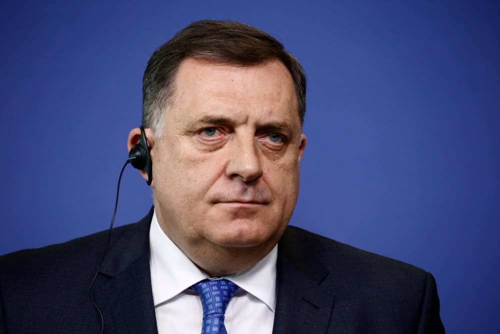 Bosna Hersek'te ayrılıkçı girişimleri nedeniyle hakkında tutuklanma kararı alınan Sırp Cumhuriyeti Başkanı Milorad Dodik, aradığı dış desteği henüz bulamamış olsa da mahkeme kararlarına uymamaya devam ediyor. Yaşanan sürecin Bosna Hersek'in birliği için en önemli test olduğu ifade ediliyor.