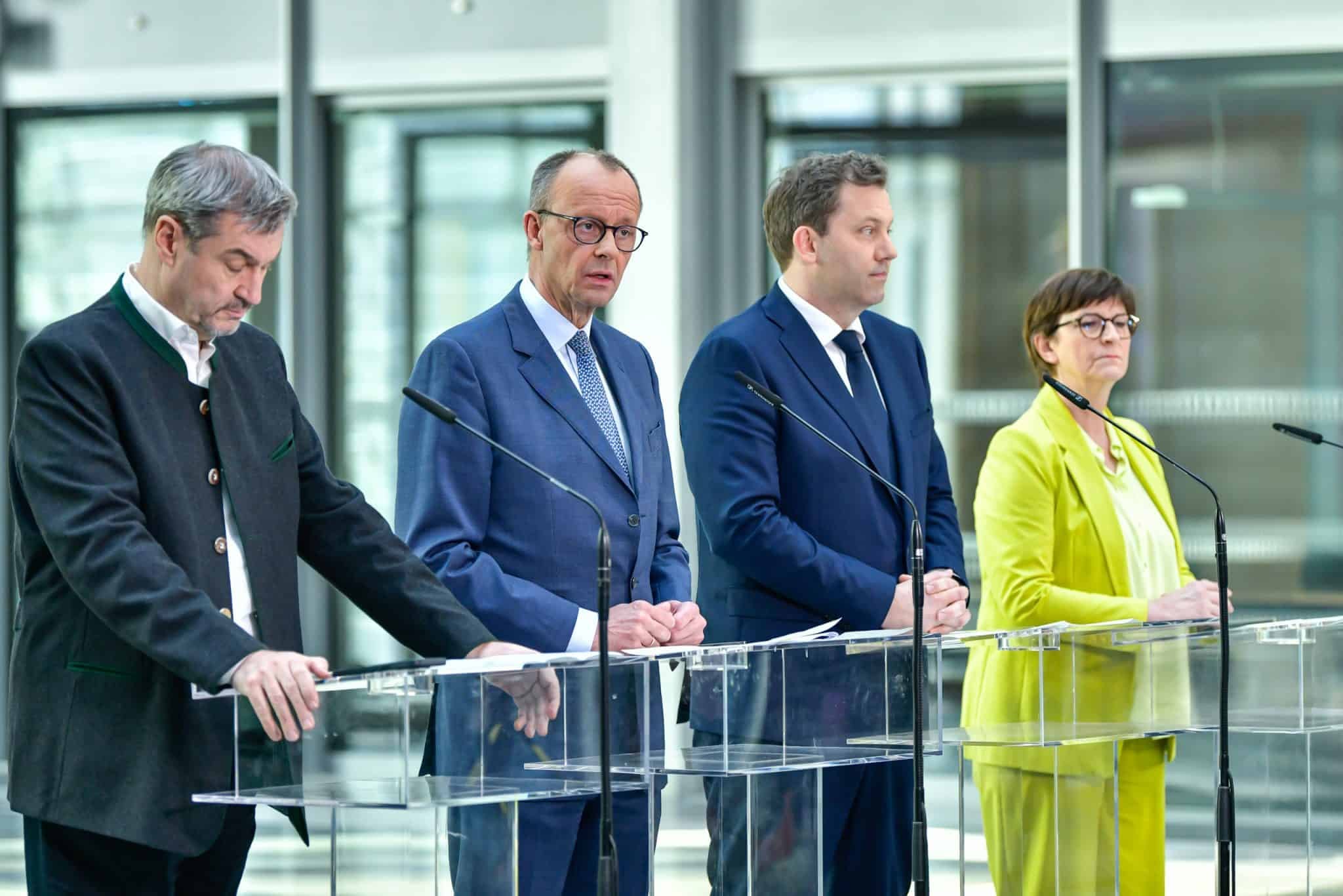Almanya’da seçimlerden zaferle çıkan Hristiyan Birlik (CDU/CSU), Sosyal Demokrat Parti (SPD) ile koalisyon ön görüşmelerini tamamladı. Peki müstakbel “Büyük Koalisyon"un uzlaşısında neler var? Bu uzlaşılar, ülkede hangi tehlikeleri beraberinde getirebilir? Yeşiller'in çıkışı, koalisyonu çökertir mi?
