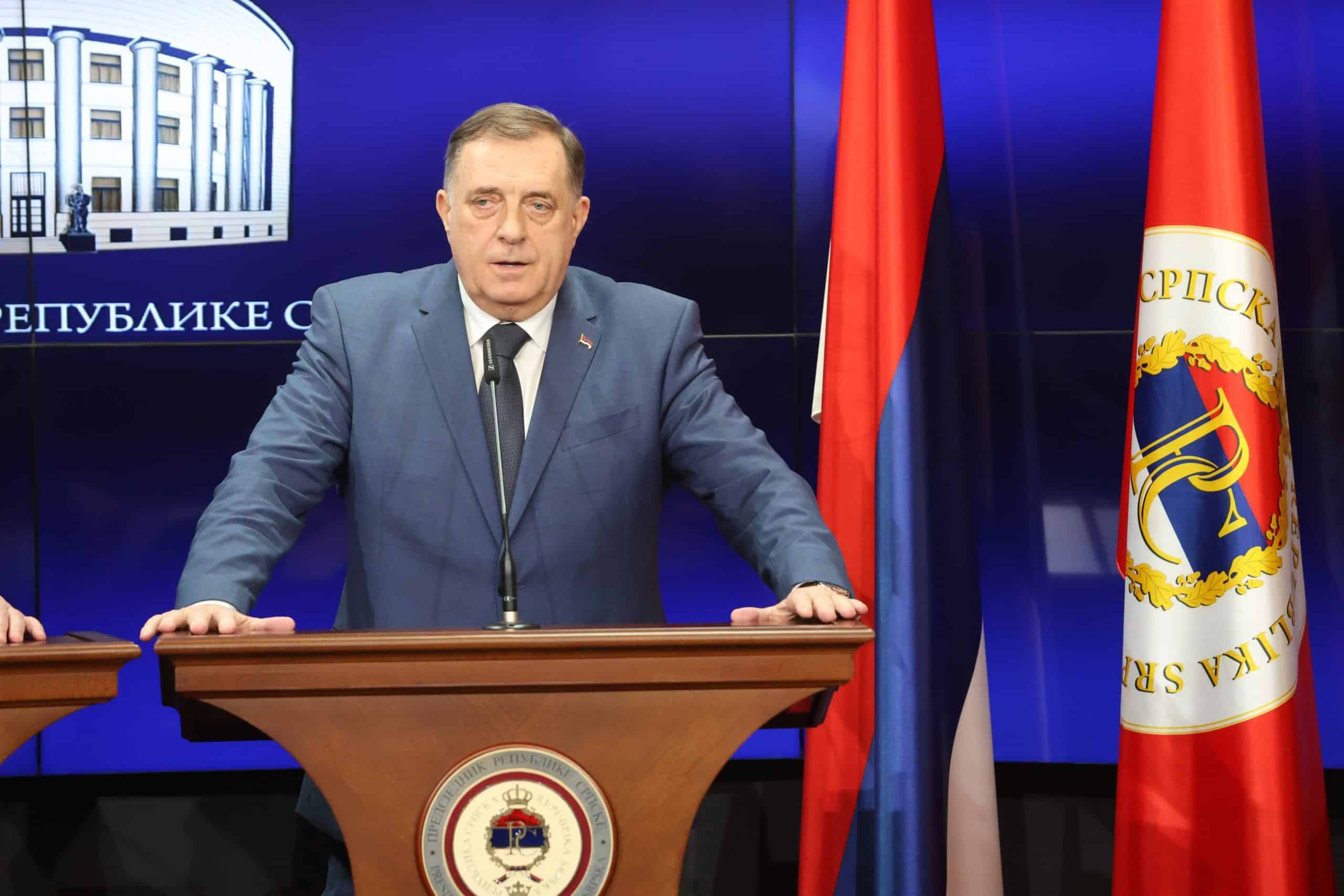 Bosna Hersek'i oluşturan iki entiteden biri olan Sırp Cumhuriyeti'nin lideri Dodik hakkında ayrılıkçı girişimleri nedeniyle çıkarılan gözaltı kararının nasıl uygulanacağı netleşmedi. Ülkede tedirginlik hâkim. Dodik'in karara direnmeye çalışması ya da kaçmaya teşebbüs edebileceği konuşulan senaryolar arasında.