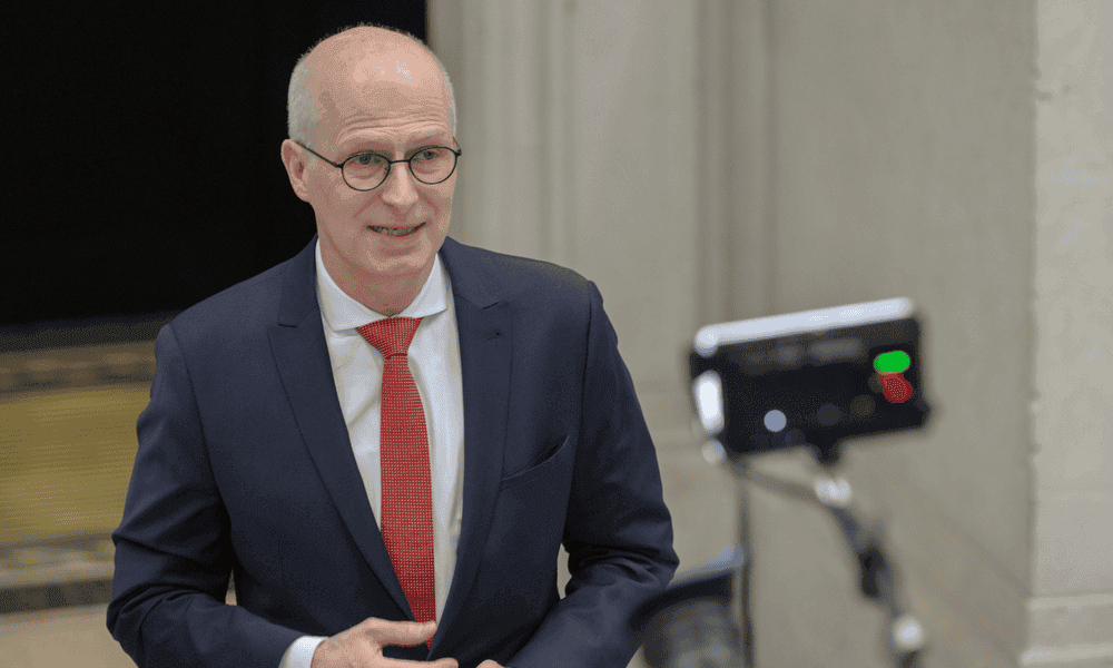 Hamburg Eyalet Başbakanı Peter Tschentscher Basın Açıklaması Yapıyor
