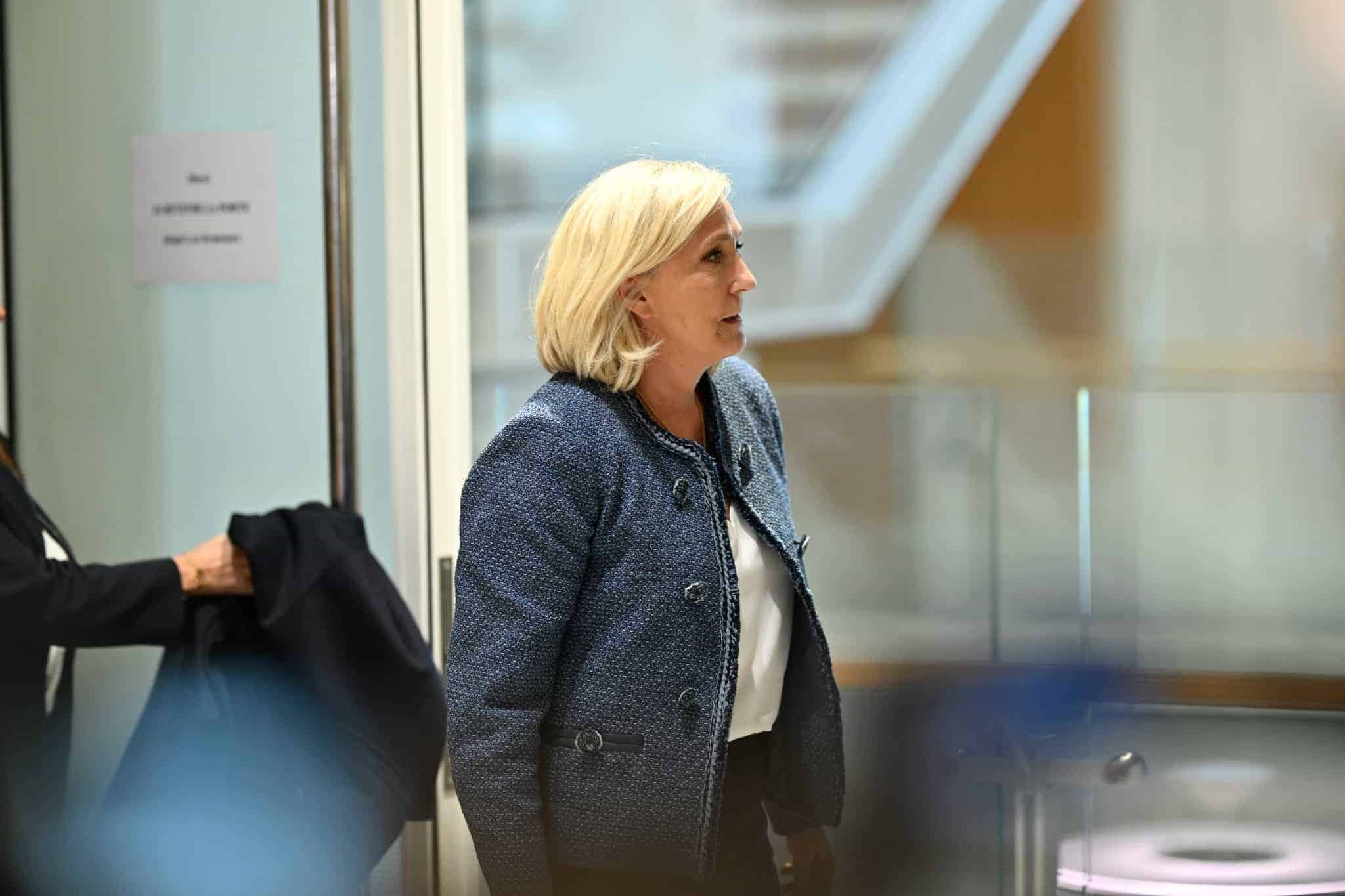 Fransa’da aşırı sağın lideri Marine Le Pen, kamu fonlarını zimmete geçirme suçundan seçilme yasağı ve hapis cezası aldı. Avrupa aşırı sağını, Trump yönetimini ve Rusya'nın tepkisini çeken bu karar, 2027'deki seçimler öncesinde ülke siyasetindeki dengeleri değiştirebilir. Kararın kapsamı ve geçmişteki örnek davalara dair bilgiler haberimizde.