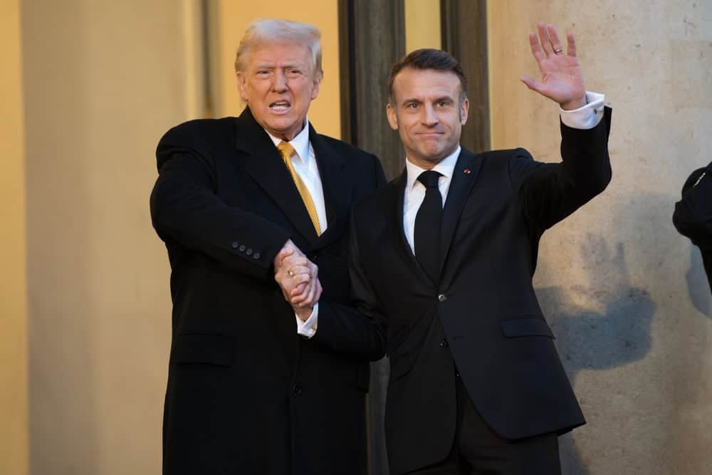 Macron, Gazze’deki insani durumu iyileştirmek ve barış sürecini ilerletmek için Arap Birliği’nin planına desteğini açıkladı. Arap Birliği Planı, Trump’ın Filistinlilerin zorla yerinden edilmesine yönelik planına karşı alternatif bir çözüm önerisi sunuyor.