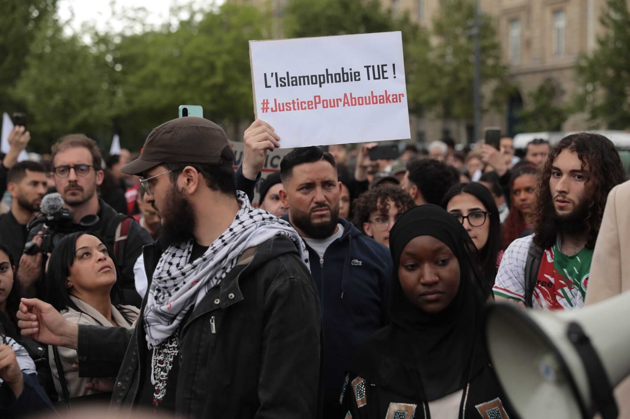 Fransa'nın Paris kentindeki Place de la République meydanında, Gard bölgesinde bir cami saldırısında öldürülen Aboubakar anısına ve İslamofobiyi kınamak için toplanan göstericilerden biri elinde ‘İslamofobi öldürür.’ yazılı bir pankart tutuyor | 27 Nisan 2025 | Fotoğraf: AA Images