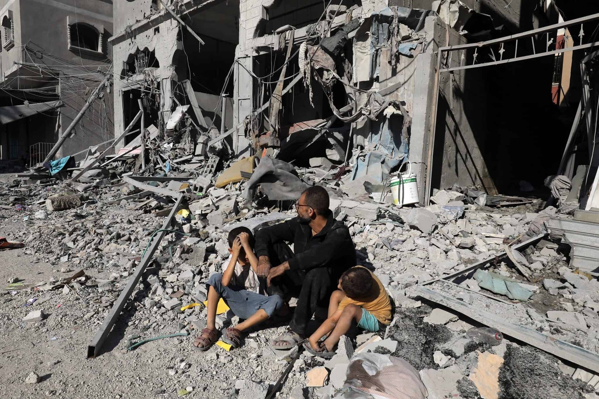 Gazze'nin güney ucundaki Refah şehrindeki binaların yüzde 90'ını yıkılmış ve altyapı çökmüş durumda. Gelen son haberlere göre İsrail ordusu, Mısır'a sınır bu şehri ve çevresini tampon bölgeye çevirmeyi planlıyor.