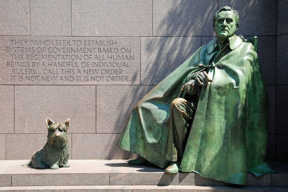 Bacaklarına söz geçiremiyordu ama Büyük Buhran’la sarsılmış bir ülkenin çehresini değiştirdi. Franklin D. Roosevelt’in çocuk felciyle başlayan dönüşümü, refah politikalarıyla taçlandı ve atom bombasıyla gölgelendi. Ölümünün 80. yılında Roosevelt’in dev ve karmaşık mirasına yakından bakalım.