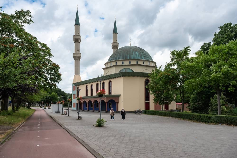 Hollanda'da camilere yönelik gizli soruşturmalar yeniden gündemde. Yeni yayınlanan bir ombudsman raporu, bu faaliyetlerin hukuki denetimden yoksun olduğunu ve Müslüman toplumu ile devlet arasındaki güveni zedelediğini ortaya koydu. Yerel yönetimlerin ve hükûmetin gizli bir şekilde yürüttüğü soruşturmalarda toplanan bilgilerin imha edilmesine karar verilse de Müslüman toplumun tepkisi sürüyor.