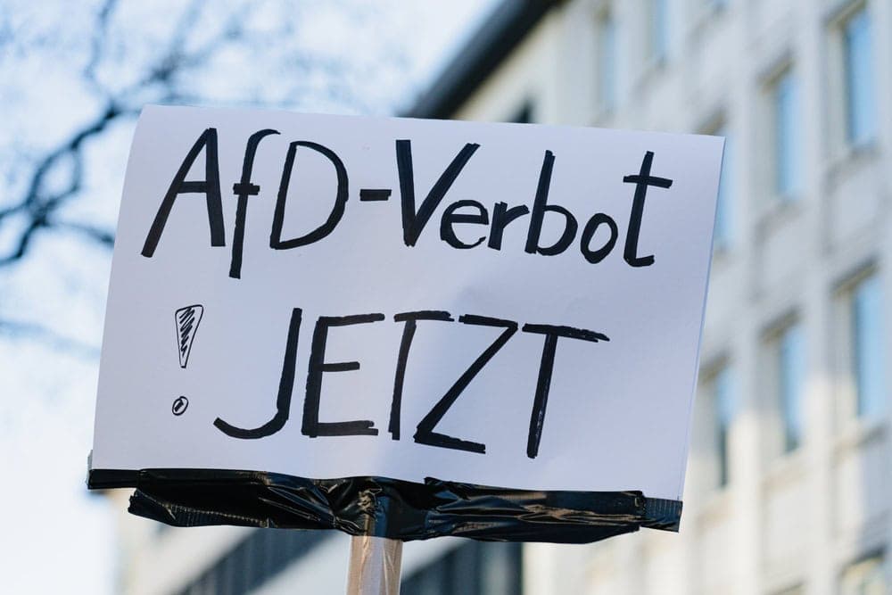 Almanya iç istihbaratının AfD’yi “kesin aşırı sağcı oluşum” olarak sınıflandırmasının ardından başlayan siyasi ve toplumsal tartışmalar, Köln İdare Mahkemesine yapılan başvuru nedeniyle geçici olarak durdurmasıyla yeni bir boyut kazandı. Mahkeme kararı, partinin yasaklanması yönündeki çağrıların yapıldığı bir dönemde sürecin seyrini belirsizleştirdi.