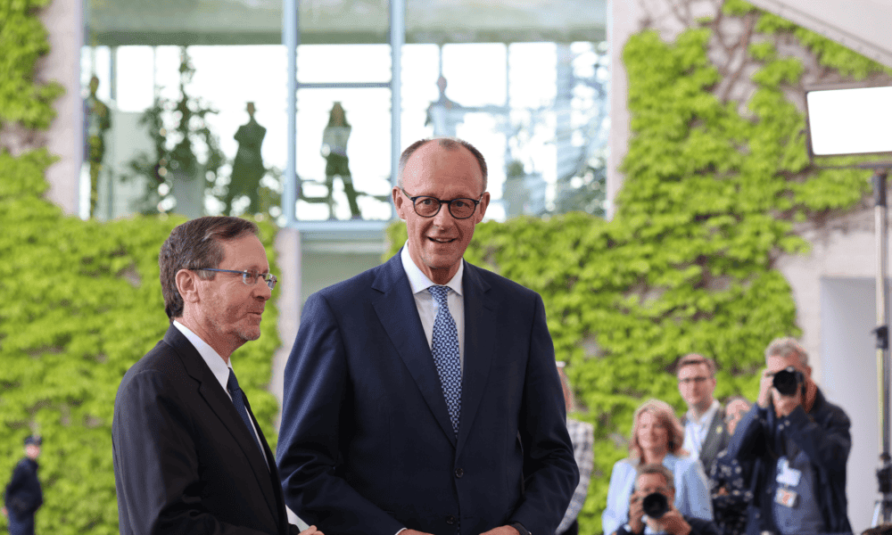 Almanya’da yeni kurulan büyük koalisyon, Ukrayna’daki savaşın sonlanması için hızlı bir diplomasi trafiğine başladı. Peki ya Friedrich Merz önderliğindeki büyük koalisyonun Orta Doğu politikası nasıl olacak? Almanya’nın yeni koalisyonu Filistinliler için nasıl bir gelecek öngörüyor?