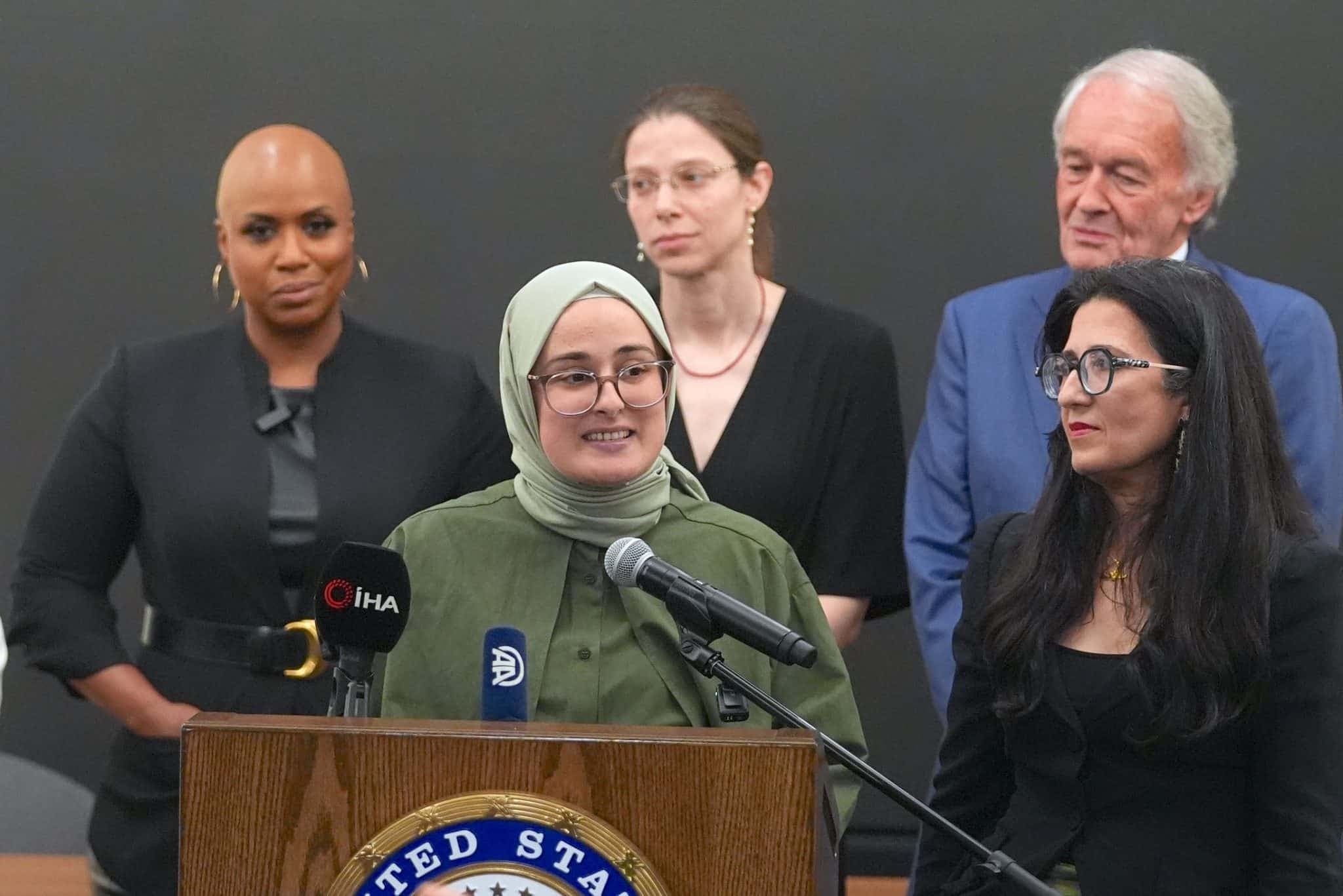 Amerika'da doktora öğrencisi Rümeysa Öztürk, Filistin’e destek verdiği gerekçesiyle 45 gün gözaltında tutulduktan sonra serbest bırakıldı. Siyasetçi ve hukukçulardan yoğun destek aldıktan sonra özgürlüğüne kavuşan Öztürk’ün yargı süreci, ifade özgürlüğü ve göçmenlik politikaları tartışmalarını yeniden alevlendirdi. Peki benzer durumdaki diğer üniversite öğrencilerinde son durum ne?