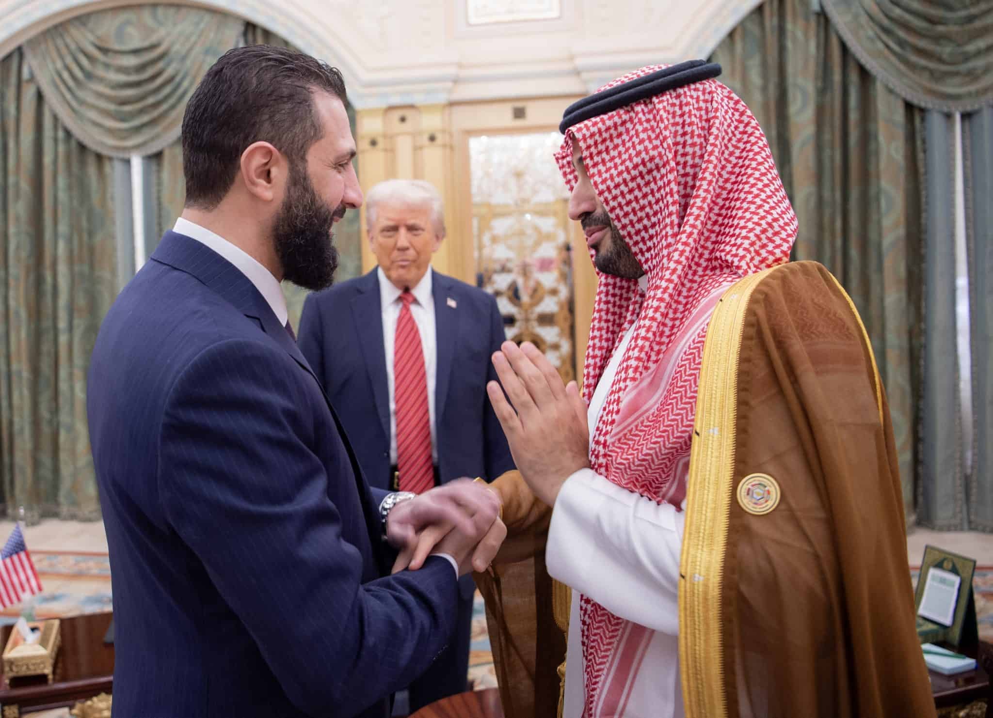 Körfez sermayesiyle yakınlaşan Trump yönetimi, İsrail’i dışarıda bıraktı; Suriye'ye yönelik yaptırımları kaldırdı. Filistin'e dair beklentileri de arttıran bu ziyaretin, diplomatik olduğu kadar sembolik kırılmaların da habercisi olduğu düşünülüyor.
