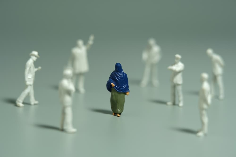 Federal Ayrımcılıkla Mücadele Dairesinin 2024 verilerine göre Almanya’da ayrımcılık vakaları artarken en fazla etkilenenler siyahi, başörtülü ve engelli kadınlar oldu. İş hayatı başta olmak üzere kamu hizmetlerine erişimde çoklu dışlanma biçimleri dikkat çekiyor.