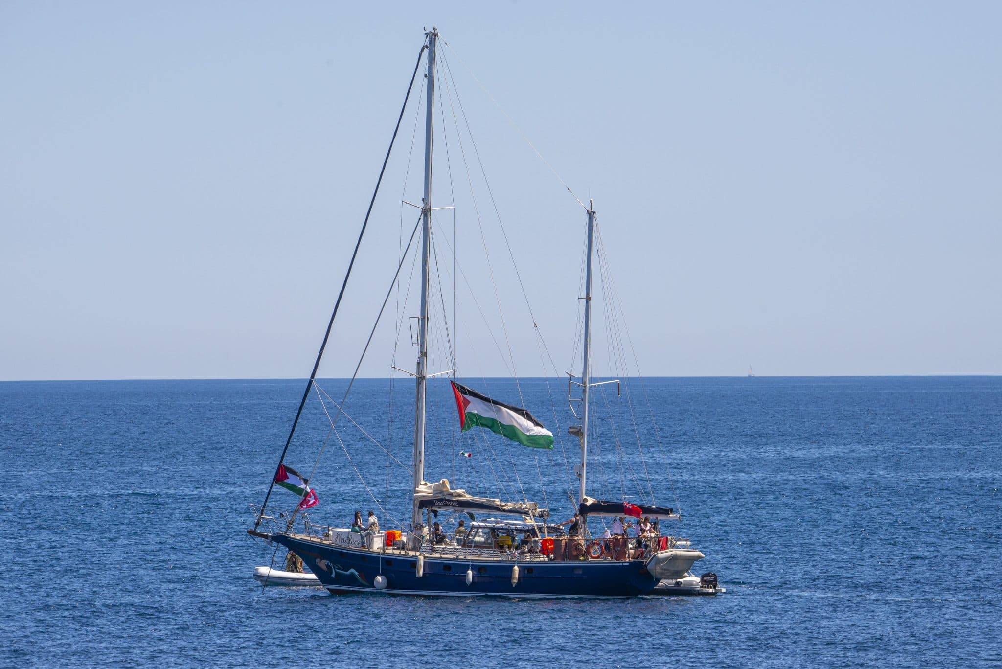 İsrail’in Gazze'ye yönelik ablukasını delmeyi hedefleyen aktivistler, deniz ve kara yoluyla iki ayrı eylem başlattı. Sicilya’dan hareket eden Madleen yelkenlisinde Greta Thunberg ve Liam Cunningham gibi isimler yer alırken, 31 ülkeden aktivistler Refah Sınır Kapısı’na yürümeye hazırlanıyor.