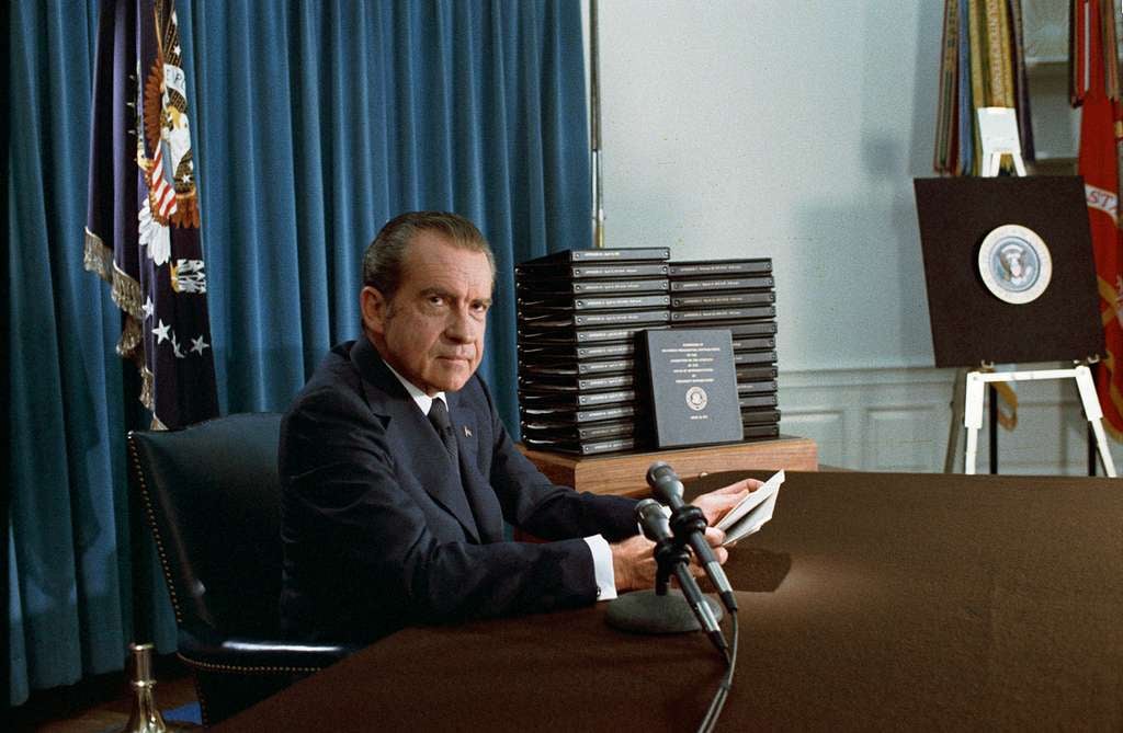 1972'de bugün patlak veren Watergate skandalı, yoksulluktan zirveye uzanan Richard Nixon için önlenemez bir çöküşü başlattı. Başarıya ulaşmak için her şeyi göze alan bir adamın ama en sonunda kendinden kaçamayışının hikâyesi, Amerikan rüyasının karanlık yüzü niteliğinde ve tartışmalı mirası güncelliğini korumaya devam ediyor.