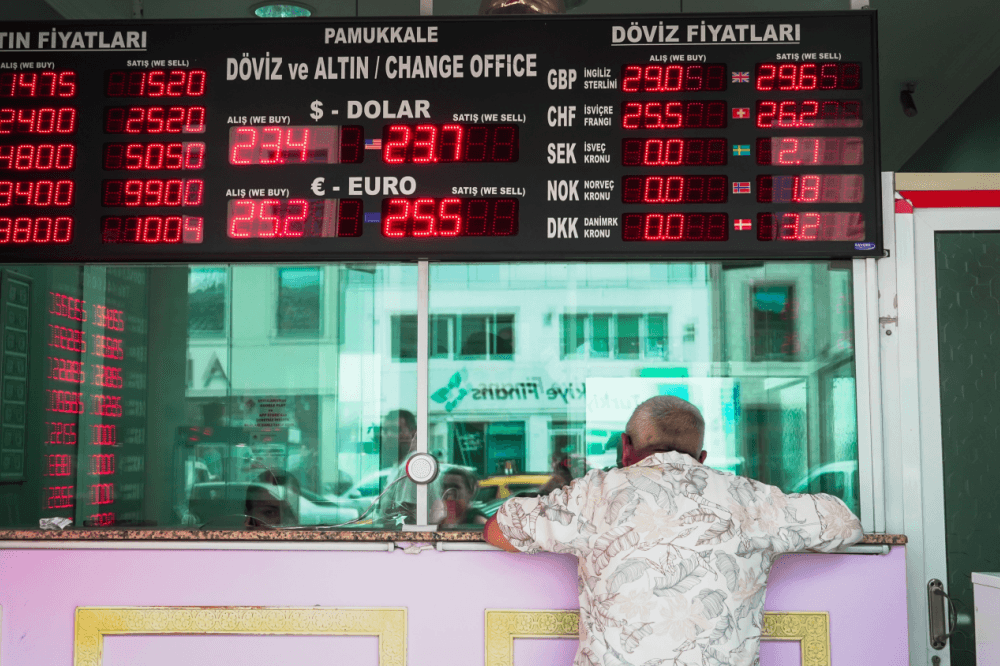 Yazın Türkiye’ye gelen “gurbetçilerin” varlığı kimileri için döviz kaynağı, kimileri için ise huzursuzluk sebebi. “Kurulu Düzen” serisinde hem izin için Türkiye’ye gelenlerin harcamalarına dair negatif söylemleri hem de istatistiklerin ekonomik katkı ve “eşitsizlik” sarkacındaki bu tartışmaya dair neler söylediğine bakıyoruz.