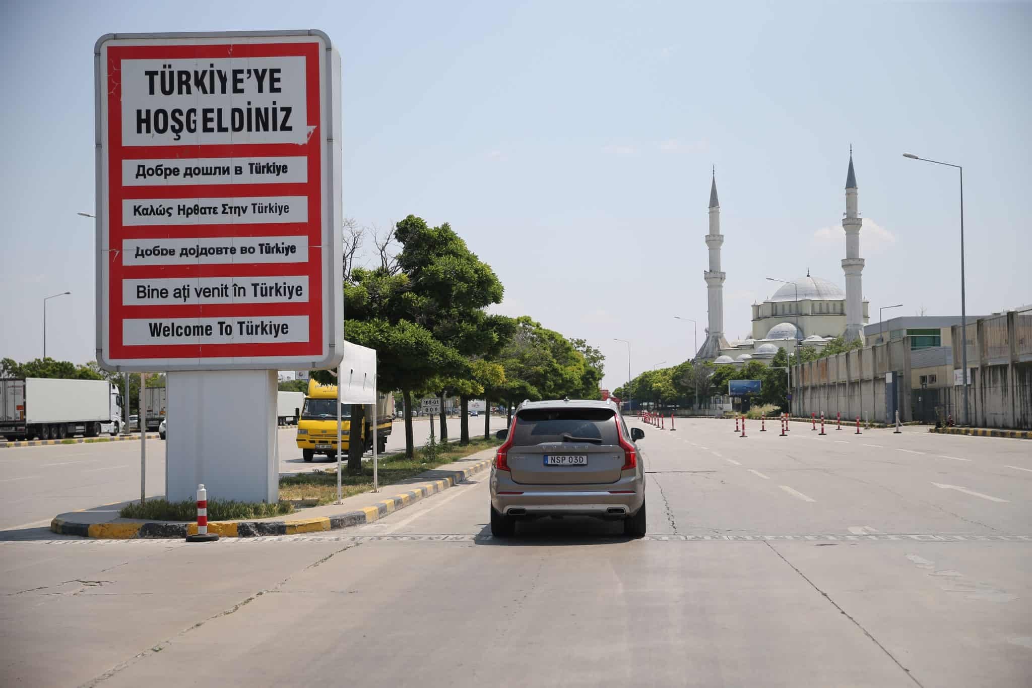 Yaz aylarında Türkiye’ye gelen “gurbetçiler” denince akla ilk ne geliyor? Araçlar, hediyeler, tatil hareketliliği ya da nostalji mi? Aslında hepsinden daha fazlası: Bir kültürel süreklilik, bir kimlik yenilenmesi, bir sosyolojik döngü… “Kurulu Düzen” serisinde klişelere hapsedilen bu olguyu inceliyoruz.