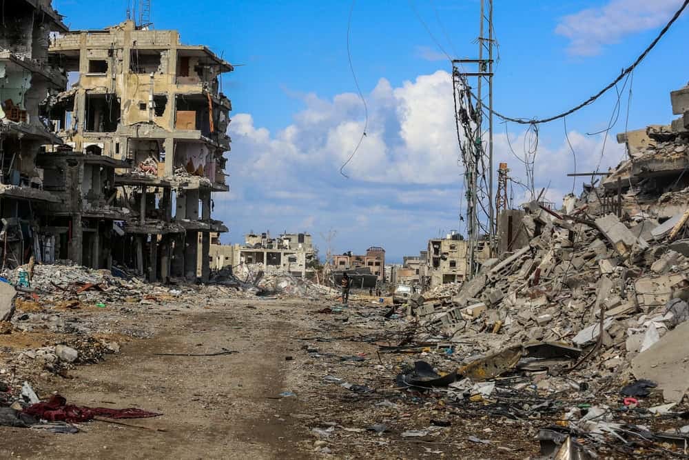 Gazze’de 1,9 milyon Filistinli hâlihazırda yerinden edilmiş durumda. Şimdi ise ateşkes kapsamında 600 bin kişinin Refah’ta inşa edilmek istenen kapalı bir “insani şehir”de toplanması planlanıyor. Uluslararası hukukçular ve uzmanlar bu projeye sert eleştiriler yöneltiyor. Eski İsrail Başbakanı Ehud Olmert ise açık konuşuyor: “Bu, bir sürgün ve toplama kampı planıdır.”