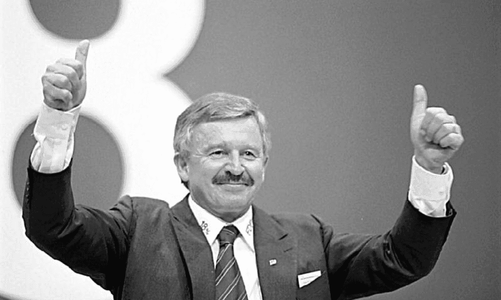 Parlak bir profil olarak siyasete atılan Jürgen Möllemann, dış politikada sınırları zorlayan ve tartışmalı çıkışlarıyla tanınan bir figürdü. Möllemann’ın FDP saflarındaki siyasi kariyerini, İsrail konusundaki tepki çeken dış politika eleştirilerini, karıştığı skandalları ve tutkusu olan paraşütle atlama sporu sırasındaki ölümünü mercek altına aldık.