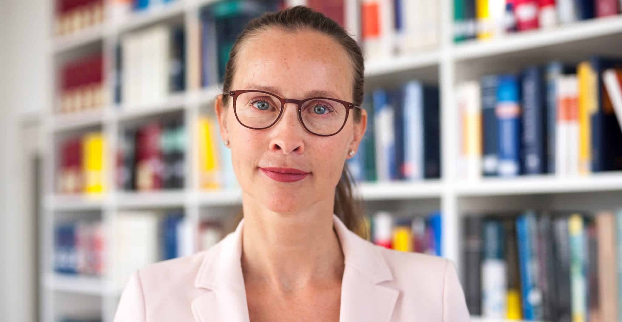 SPD’nin Anayasa Mahkemesi yargıçlığı için önerdiği kamu hukuku profesörü Frauke Brosius-Gersdorf’a yönelik saldırılar, Almanya’da hukuk ve siyasetin sınırlarını zorladı. Somut bir kanıt bulunamayan intihal suçlamalarının gölgesinde Brosius-Gersdorf'un başörtüsü ve kürtaj konusundaki görüşlerine dair tartışmalar büyürken, adayın ilgili suçlamaları çarpıtma olarak gören yüzlerce akademisyen ortak açıklama yaptı.