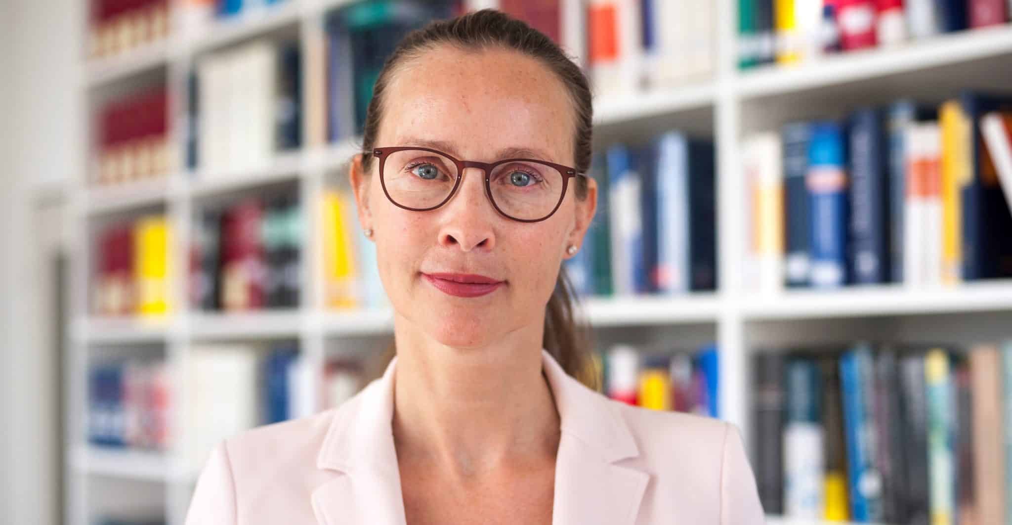 SPD’nin Anayasa Mahkemesi yargıçlığı için önerdiği kamu hukuku profesörü Frauke Brosius-Gersdorf’a yönelik saldırılar, Almanya’da hukuk ve siyasetin sınırlarını zorladı. Somut bir kanıt bulunamayan intihal suçlamalarının gölgesinde Brosius-Gersdorf'un başörtüsü ve kürtaj konusundaki görüşlerine dair tartışmalar büyürken, adayın ilgili suçlamaları çarpıtma olarak gören yüzlerce akademisyen ortak açıklama yaptı.
