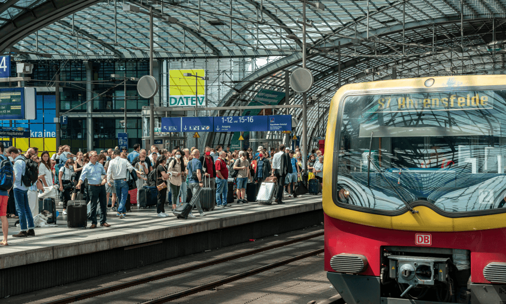 Demiryolu altyapısını modernleştirme hedefiyle yola çıkan Deutsche Bahn, daha ilk etapta maliyetleri ikiye katlayınca yenileme takvimini 2036’ya kadar uzattı. Yolcular için bu, istikrarsızlığın bir süre daha sistemin değişmez bir parçası olacağı anlamına geliyor.