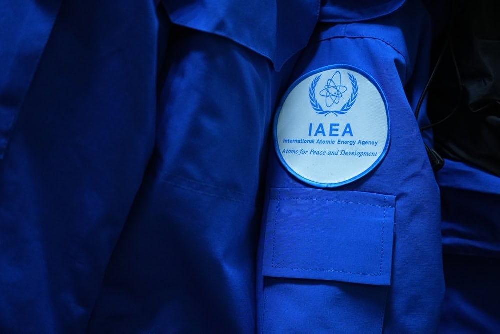 Birleşmiş Milletler bünyesindeki nükleer enerji otoritesi konumundaki IAEA, nükleer programları denetleyebiliyor ama caydırıcı güce sahip değil. İran-İsrail geriliminde adını işittiğimiz IAEA'nın kontrol mekanizması NPT dışındaki ülkelerde işlemiyor; bu da küresel güvenlik adına ciddi bir boşluk yaratıyor.
