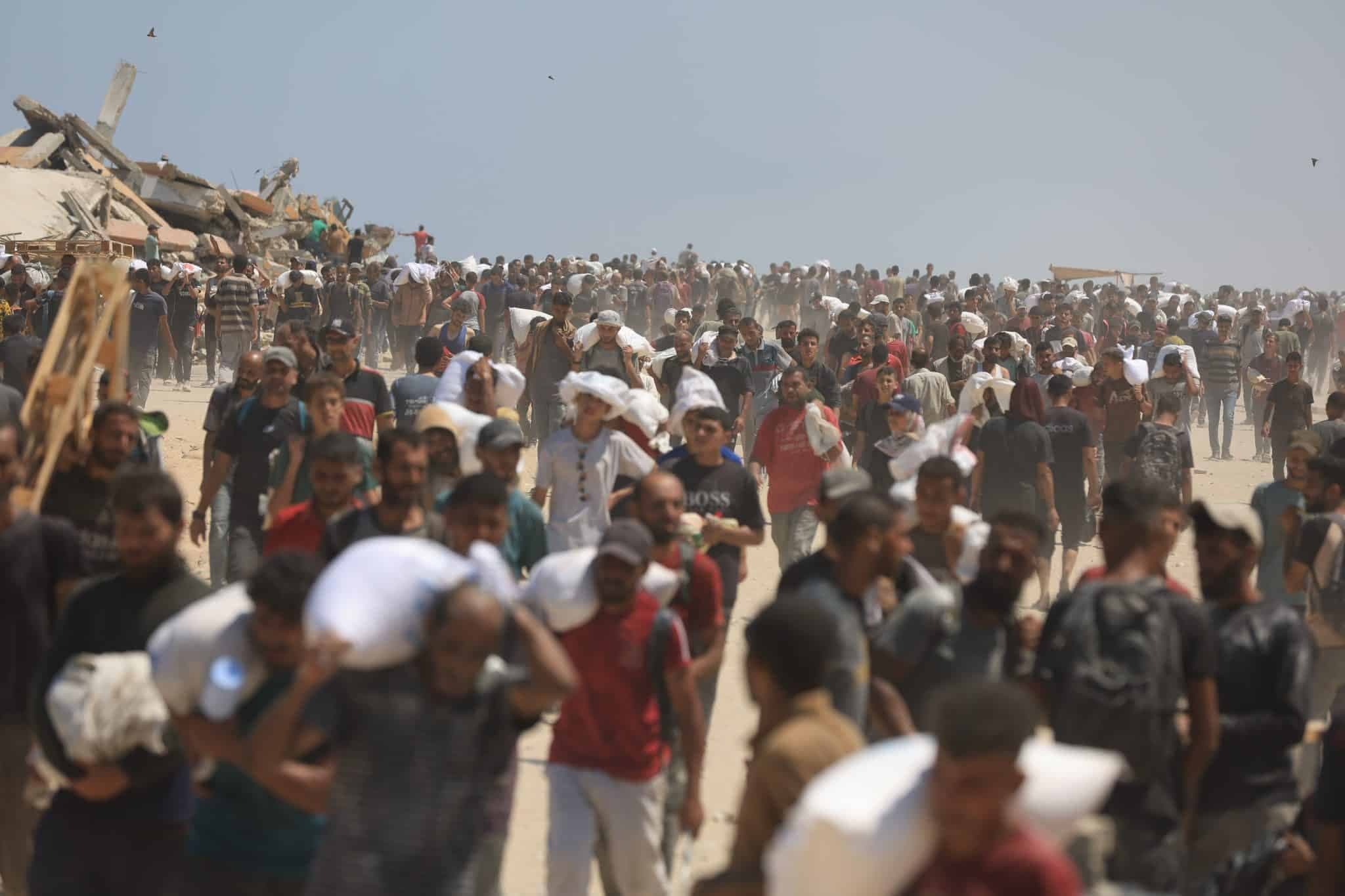Gazze'de İsrail’in insani yardımları engellemesi nedeniyle açlığa bağlı ölümler artarken, yeni bir rapor Tel Aviv’in uzun süredir öne sürdüğü bir iddiayı çürüttü. ABD'nin yardım ajansı USAID'in iç değerlendirmesine göre, Hamas’ın BM koordinasyonundaki insani yardımları sistematik şekilde ele geçirdiğine dair herhangi bir kanıt bulunmadı. Öte yandan İsrail, son günlerde kısmi yardım geçişine izin vereceğini açıklamıştı.