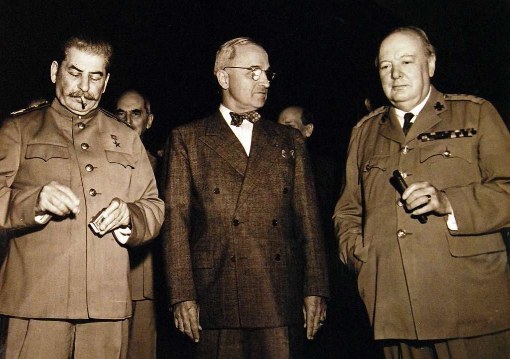 Potsdam Konferansı’nda çizilen sınırlar, yalnızca Almanya’yı değil dünyayı da ikiye böldü. Soğuk Savaş bu bölünmenin adı oldu. Potsdam Konferansının yıl dönümünde bu uzun çatışmayı yeniden hatırlıyoruz: Soğuk Savaş nedir?