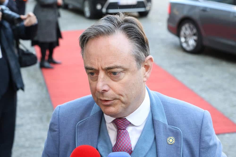 Partisinin önerdiği "konfederalizm" modeline rağmen Flaman bağımsızlığı idealinden tamamen vazgeçmeyen federal hükûmeti yönetmeye çalışan Başbakan Bart De Wever'ın bağımsızlık günü kutlamalarında "Yaşasın Belçika!" demeyi reddetmesi, 200. yılına yaklaşan ülkenin karmaşık problemlerini yeniden gündeme getirdi.