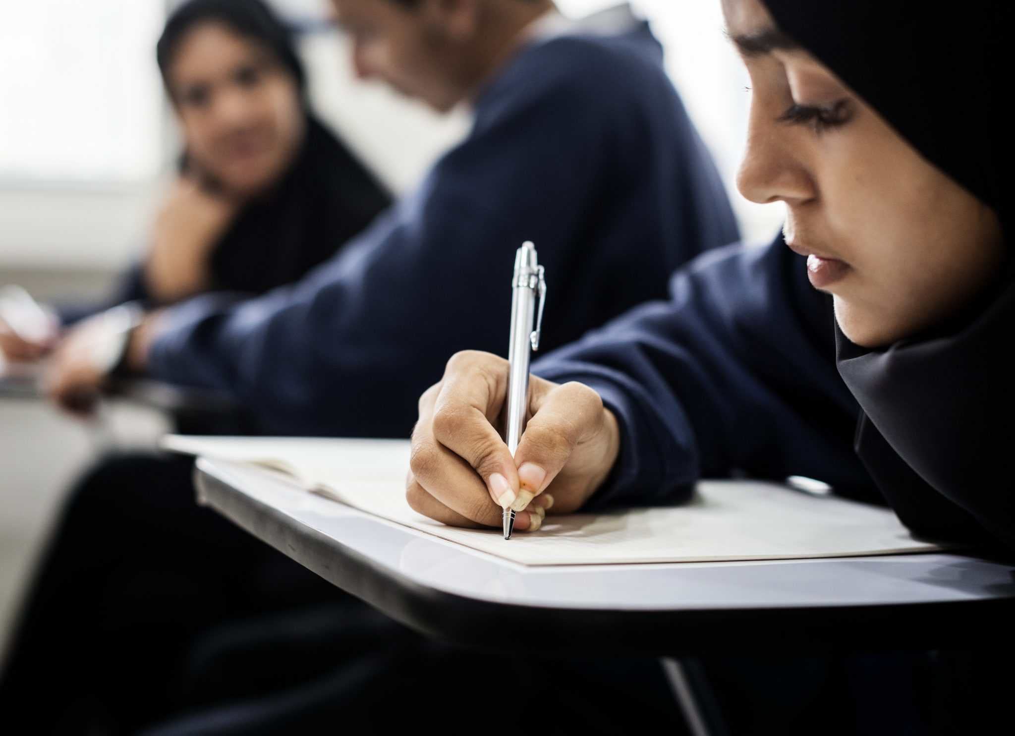 Belçika’nın bir il yönetiminin okullarda başörtüsünü yasaklama kararı ortak hareket eden üç İslami kuruluş tarafından yargıyı taşındı. Böylece ilk defa bireysel şikâyetle değil tüzel kişilikler üzerinden bir dava açılmış oldu. Davacı kuruluşların avukatına göre bu dava sadece Belçika için değil, Avrupa’da dinî semboller konusundaki hukuki yaklaşım için de önemli bir emsal oluşturabilir.