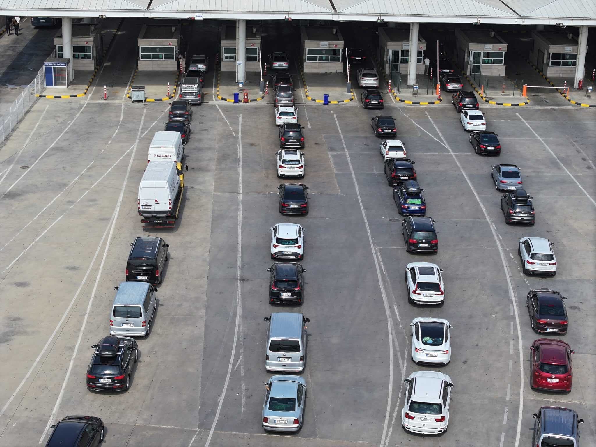 Yabancı plakalı araç, gösterişli sürüş, kırmızı ışık ihlali… Yurt dışında kurallara harfiyen uyan Türkler, Türkiye’ye gelince gerçekten değişiyor mu? "Gurbetçiler"e yönelik “kuralsızlık” ithamı ne kadar gerçek, ne kadarı önyargı? "Kurulu Düzen" serisi için sosyal medya, klişeler ve göçmenlik deneyimi arasında sıkışan bu tartışmayı mercek altına alıyoruz.