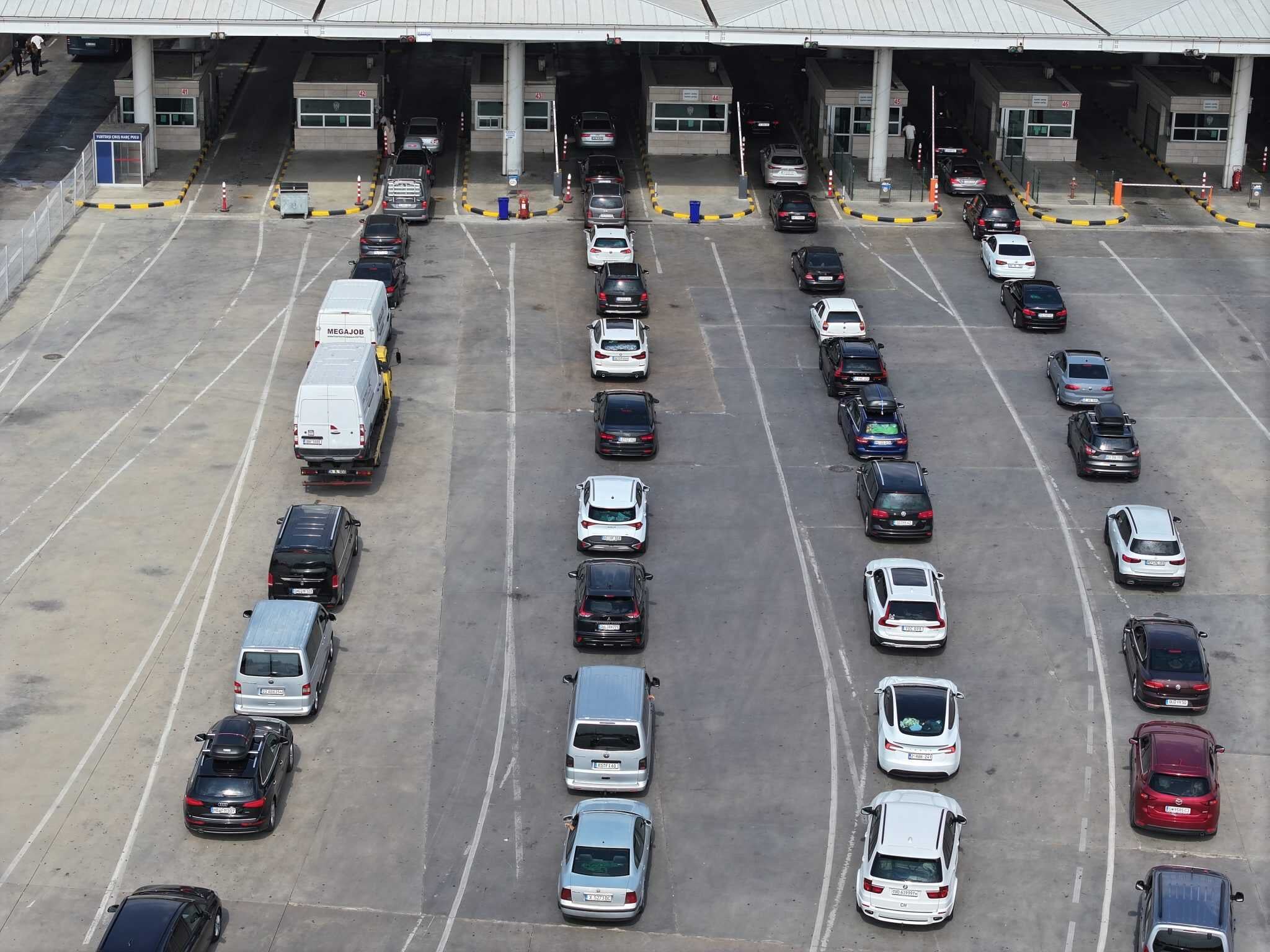 Yabancı plakalı araç, gösterişli sürüş, kırmızı ışık ihlali… Yurt dışında kurallara harfiyen uyan Türkler, Türkiye’ye gelince gerçekten değişiyor mu? "Gurbetçiler"e yönelik “kuralsızlık” ithamı ne kadar gerçek, ne kadarı önyargı? "Kurulu Düzen" serisi için sosyal medya, klişeler ve göçmenlik deneyimi arasında sıkışan bu tartışmayı mercek altına alıyoruz.