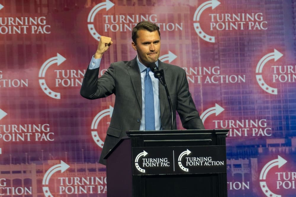 ABD’de muhafazakâr gençlik hareketinin önde gelen isimlerinden Charlie Kirk, Utah’ta katıldığı bir etkinlikte öldürüldü. Trump’a ve İsrail’e verdiği güçlü destekle tanınan ve milyonlarca takipçiye ulaşan Kirk’ün ölümü, siyasi şiddet, ifade özgürlüğü ve Amerika’daki derin kutuplaşma tartışmalarını yeniden alevlendirdi.