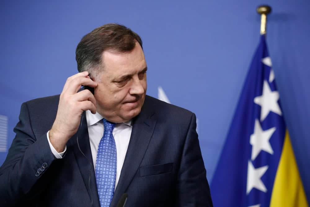 Bosna Hersek’i oluşturan iki entiteden biri olan Sırp Cumhuriyeti’nde (RS) mahkeme kararıyla başkanlıktan uzaklaştırılan Milorad Dodik alınan erken seçim kararını tanımıyor, protesto çağrısı yapıyor. 23 Kasım’daki erken seçim, ülkenin istikrarı için kritik sınav olacak.