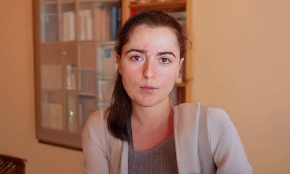 Almanya’da yaşayan Hazal Deutschmann, kendisini bir “doğum okur-yazarı” olarak tanımlıyor. Doğum ve ebelerin rolü ile ilgili bilgilendirici paylaşımlar yapan Deutschmann ile doğum hakkında yanlış bilinenleri, ebelik tecrübesini, Almanya’daki ebelik krizini ve Türkiye-Almanya sağlık sistemleri arasındaki farkları konuştuk.