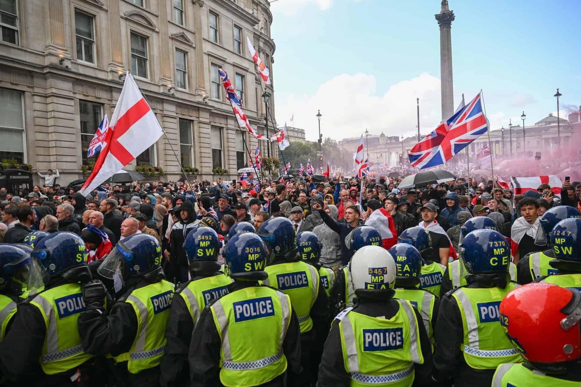 Charlie Kirk suikasti, aşırı sağın transatlantik ölçekte seferberlik gücünü açığa çıkardı. Tommy Robinson’un çağrısıyla Londra’da gerçekleşen rekor katılımlı miting, Avrupa’daki aşırı sağ ağların koordinasyon kabiliyetini öne çıkardı.