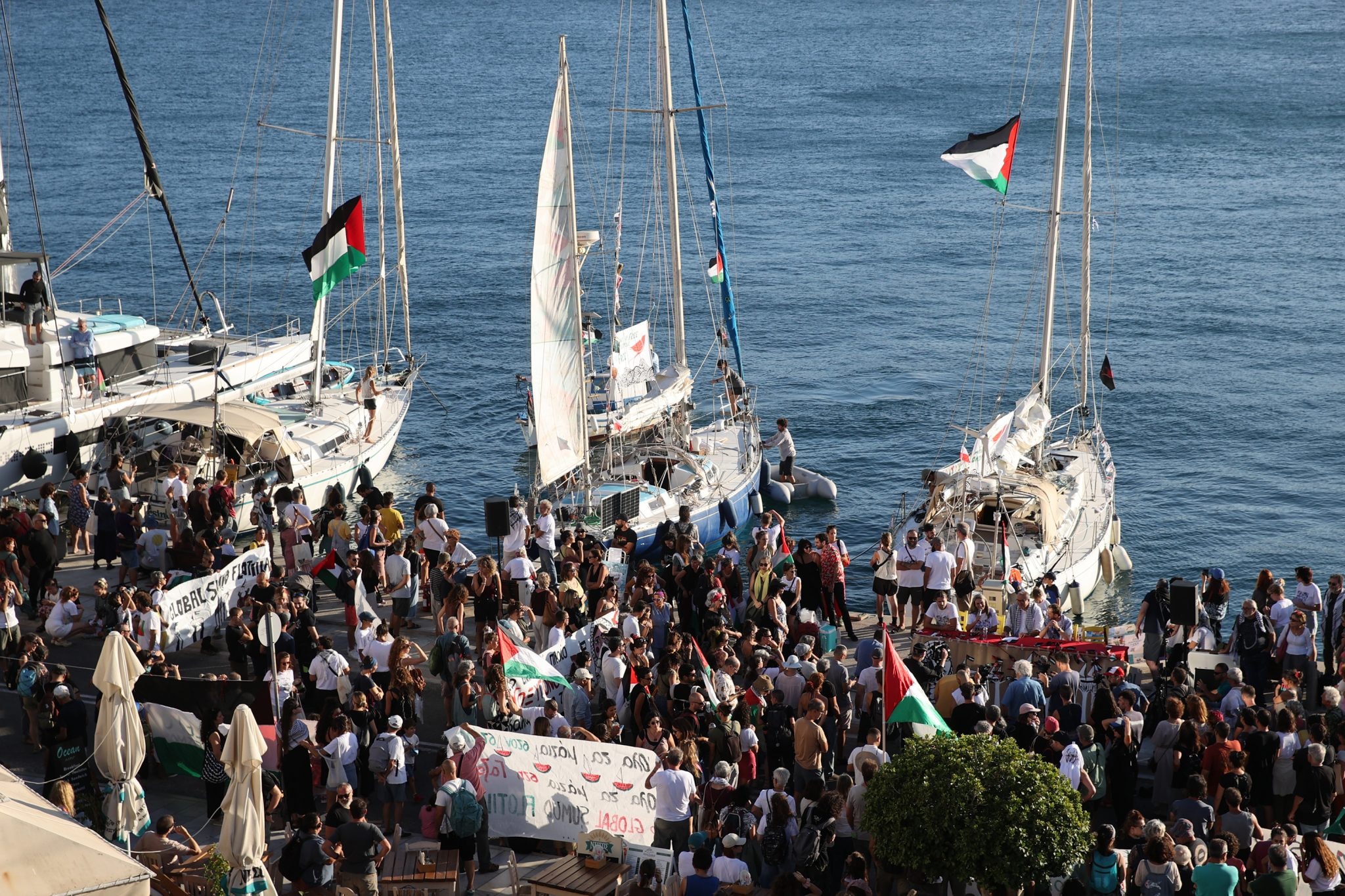 Girit açıklarında insansız hava araçlarıyla hedef alınan Global Sumud Flotilla, 14 gemisinin zarar görmesine rağmen yoluna devam ediyor. Art arda yaşanan saldırıların ardından İspanya ve İtalya, filoya eşlik etmek ve olası kurtarma operasyonları için donanma gemileri gönderme kararı aldı.
